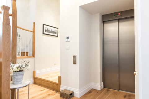 A passenger lift supplied with an FX structure allowing installation within an existing shaft with a glass wall