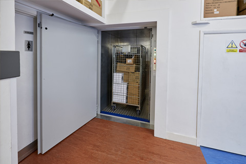 trolleylift-500kg-hinge-door-loaded-retail-tiger-optimised.jpg