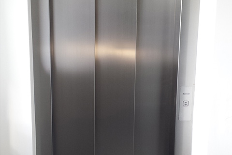 6-person-traction-lift-doors-checkline-house.jpg