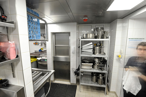 dumbwaiter-microlift-double-decker-busy-kitchen-optimised.jpg