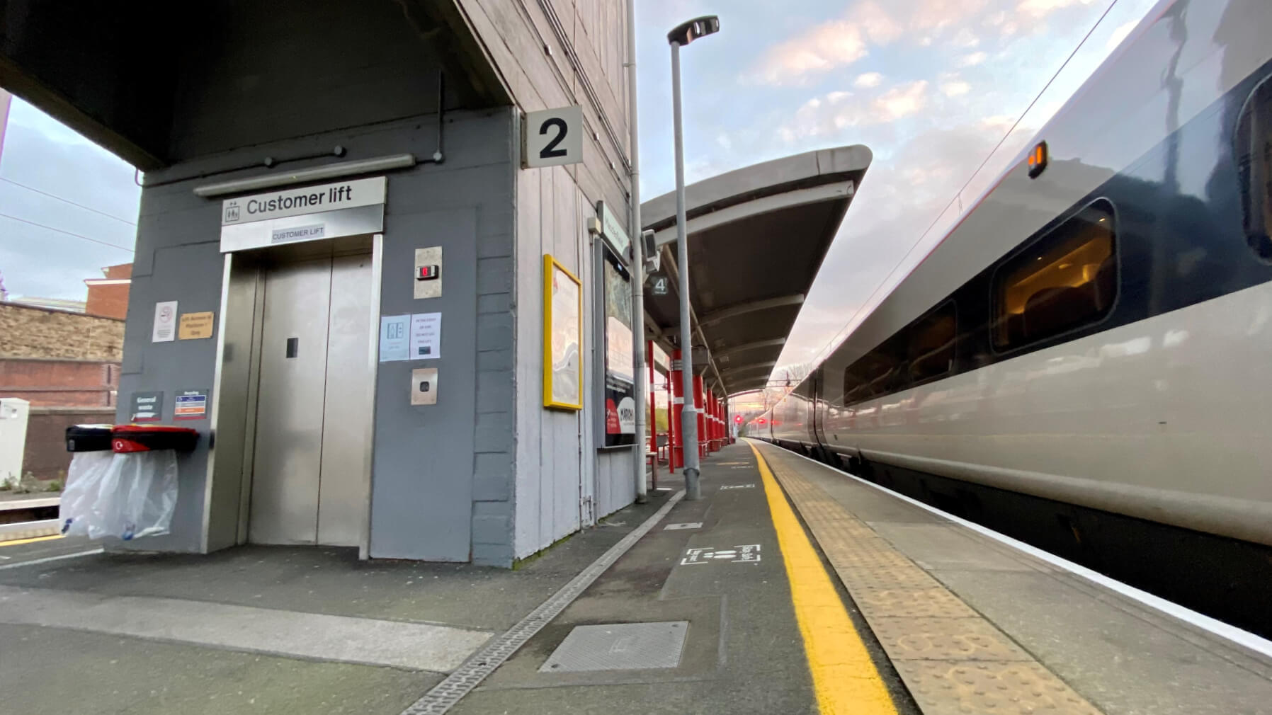 Macclesfield-station-platform-lift-with-Avanti-West-Coast.jpg